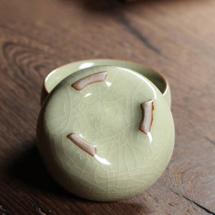 Taza de té de cerámica con forma de pez koi de colores y Buddha Stones