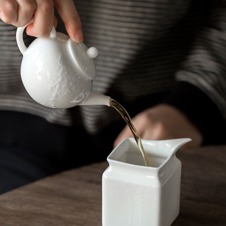 Tetera de cerámica con diseño grabado de bambú de pino ciruelo blanco