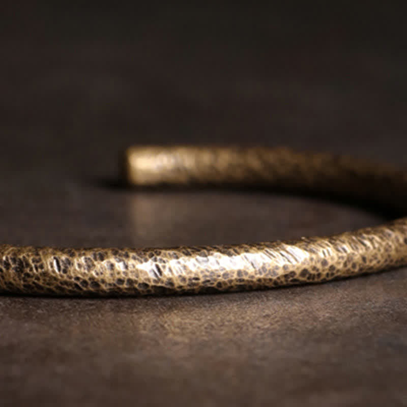 Brazalete ajustable con equilibrio de cobre y diseño rústico de Buddha Stones