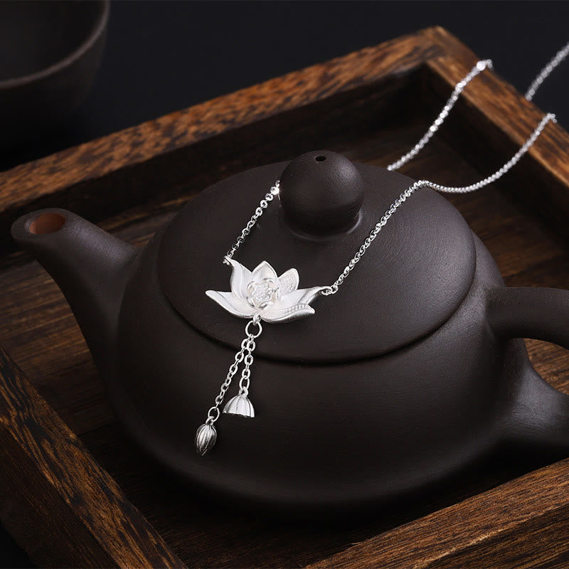 Colgante de collar de iluminación tallada con vaina de flor de loto de plata de ley 999 con Buddha Stones