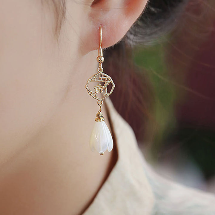 Pendientes colgantes con bendición de flores de magnolia, piedra Tridacna de cobre chapado en oro de 14 quilates con Buddha Stones