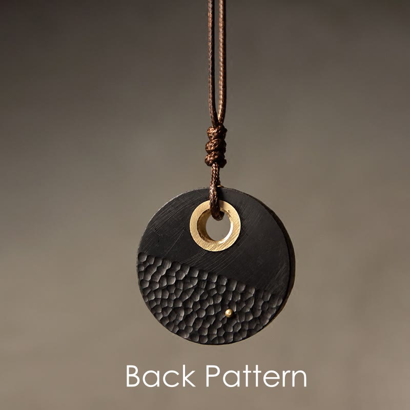 Collar con colgante de la paz de latón y cobre, hecho a mano, con Buddha Stones redondas de madera de ébano - image 1