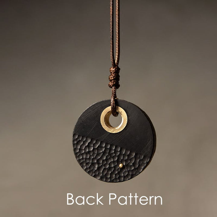 Collar con colgante de la paz de latón y cobre, hecho a mano, con Buddha Stones redondas de madera de ébano - image 1