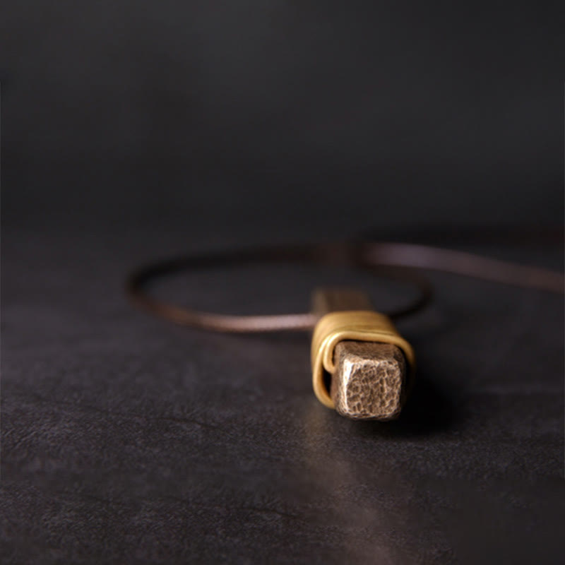 Collar con colgante de riqueza de latón y cobre con diseño texturizado vintage de Buddha Stones - image 5