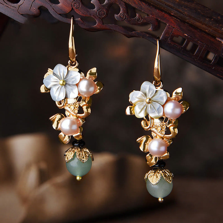 Pendientes colgantes con cuentas de aventurina verde, perla y flor de piedra Tridacna chapada en oro de 14 quilates con Buddha Stones