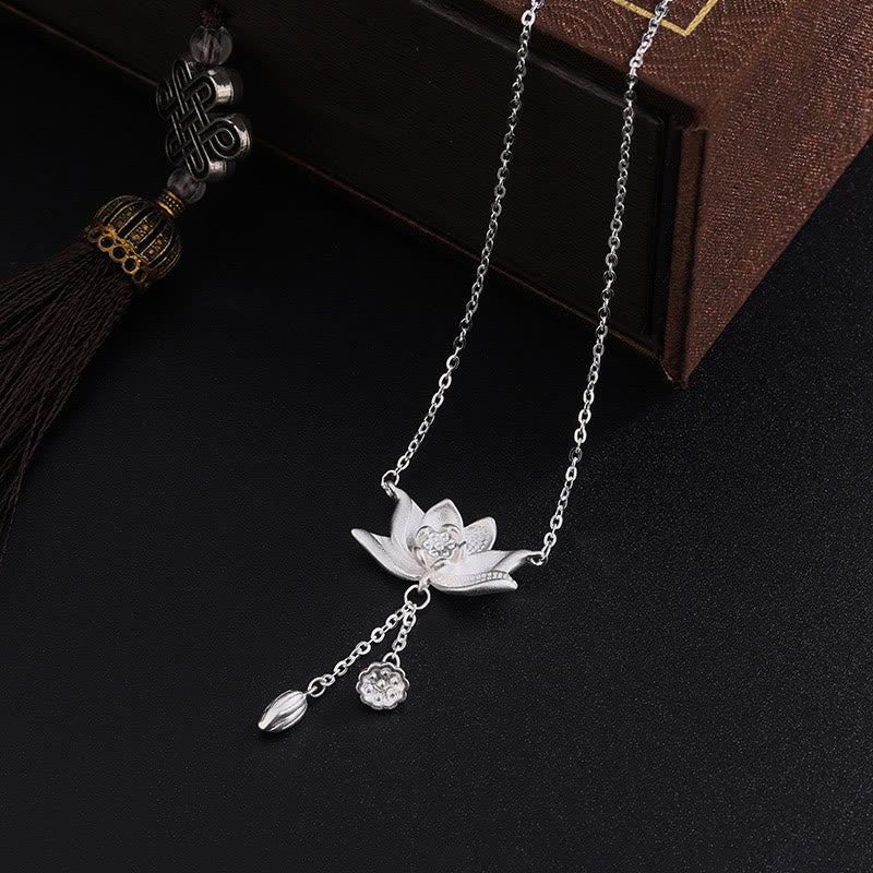 Colgante de collar de iluminación tallada con vaina de flor de loto de plata de ley 999 con Buddha Stones