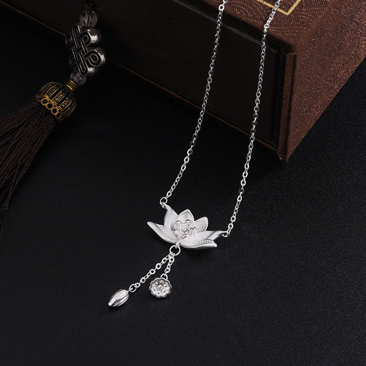 Colgante de collar de iluminación tallada con vaina de flor de loto de plata de ley 999 con Buddha Stones
