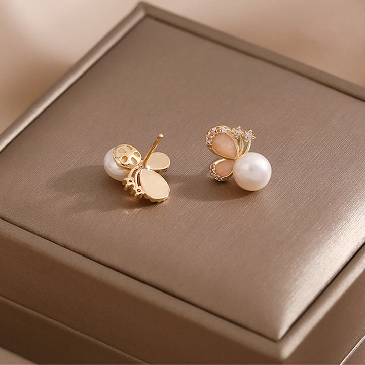 Pendientes de tuerca con forma de mariposa y perlas de oro de 18 quilates con Buddha Stones