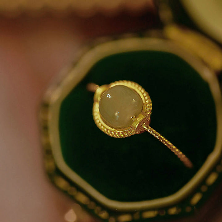 Anillo ajustable de prosperidad de la suerte de jade redondo chapado en oro de 14 quilates con Buddha Stones