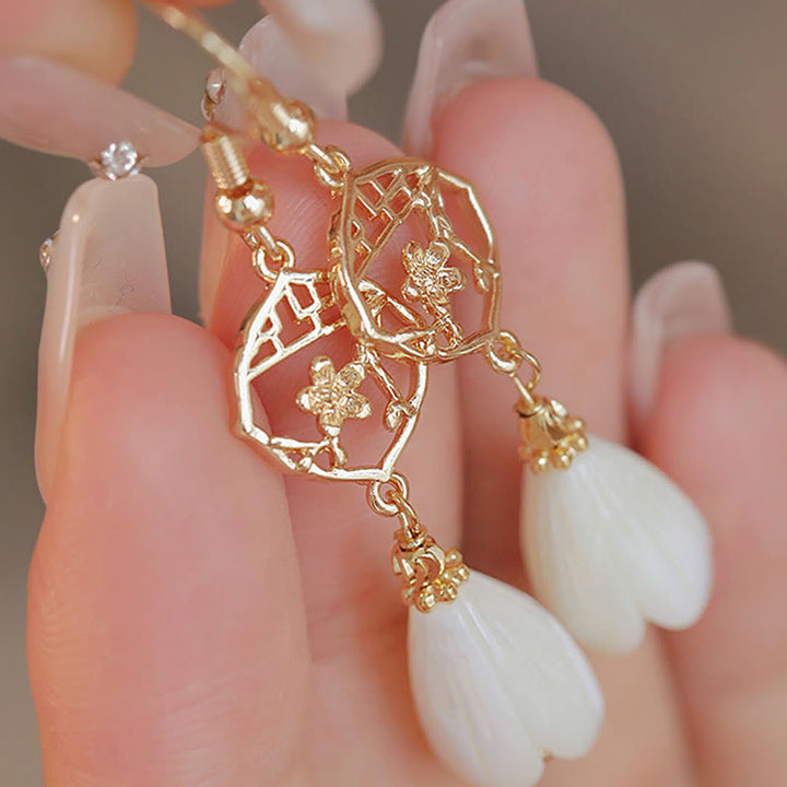 Pendientes colgantes con bendición de flores de magnolia, piedra Tridacna de cobre chapado en oro de 14 quilates con Buddha Stones