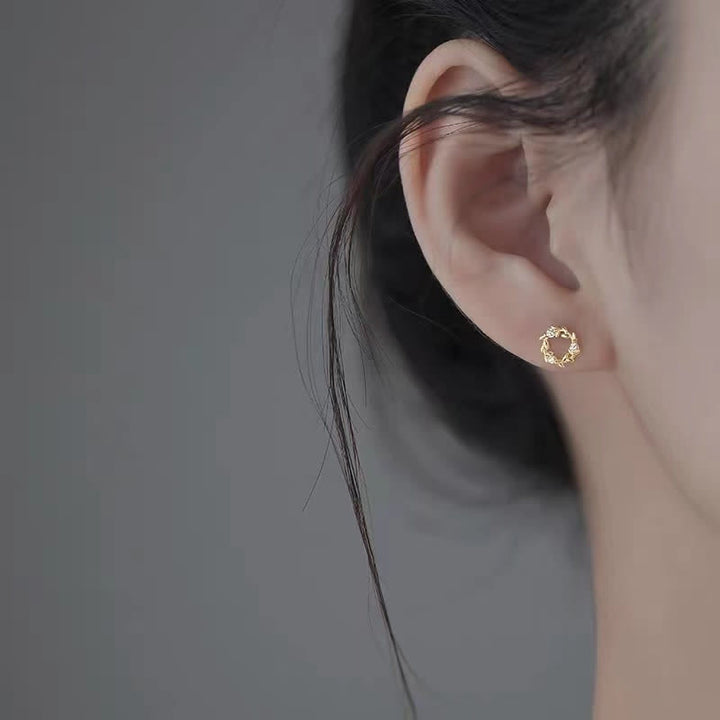 Pendientes de flor de bendición con forma de corona pequeña de plata de ley 925 con Buddha Stones