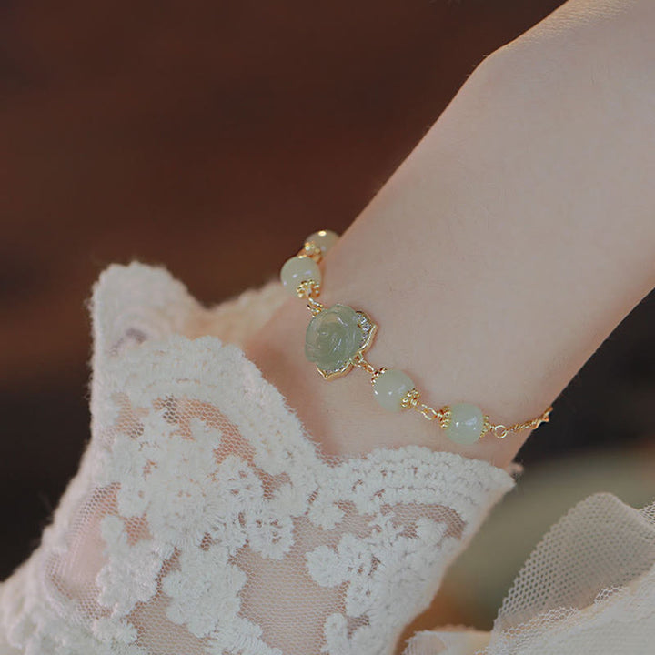 Pulsera de cadena de la suerte con flor de rosa de jade hetiano chapada en oro de 14 quilates con Buddha Stones