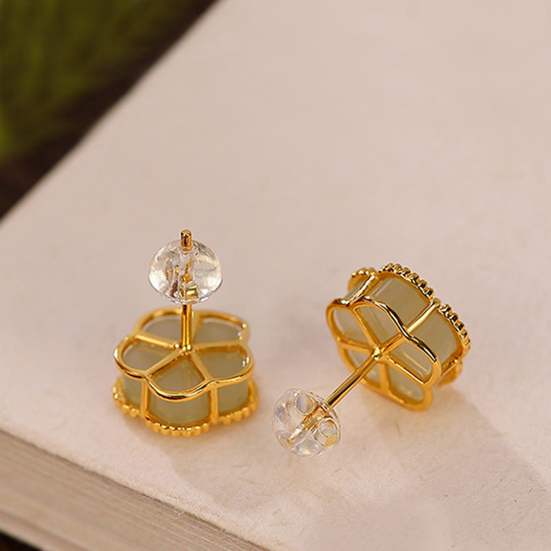 Pendientes de tuerca de la suerte con flor de ciruelo de jade hetiano de plata de ley 925 con Buddha Stones