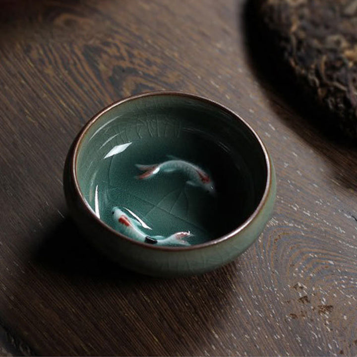 Taza de té de cerámica con forma de pez koi de colores y Buddha Stones
