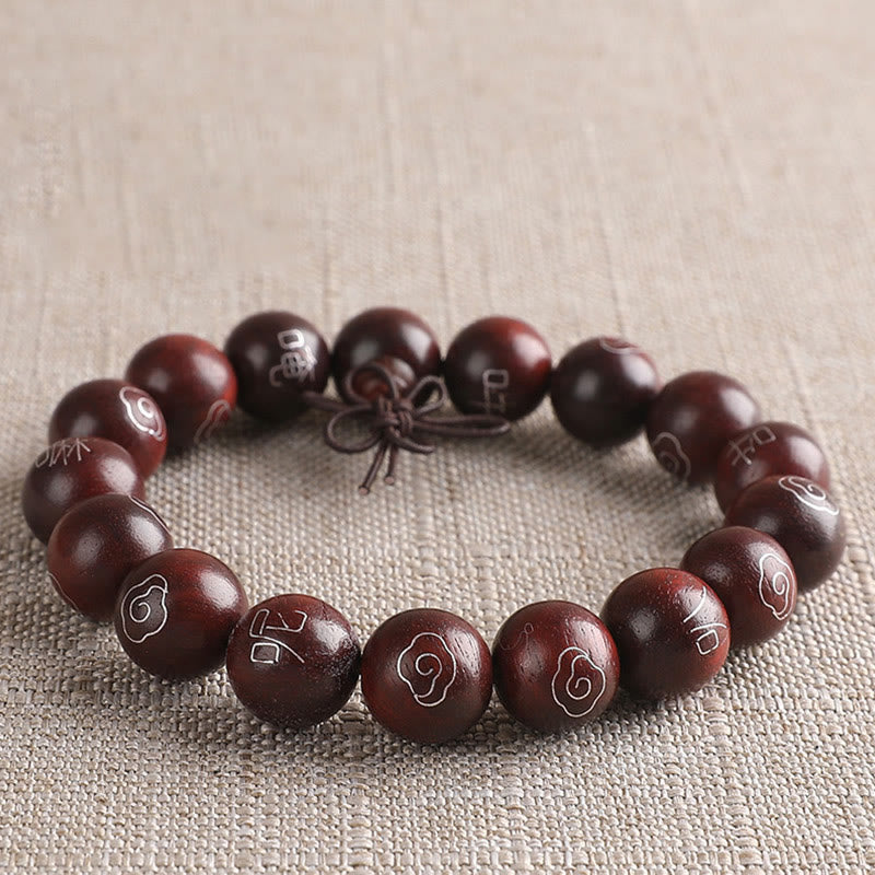 Pulsera de protección de nubes auspiciosas con carácter Om Mani Padme Hum de sándalo rojo de hoja pequeña con incrustaciones de plata de ley 925 con Buddha Stones