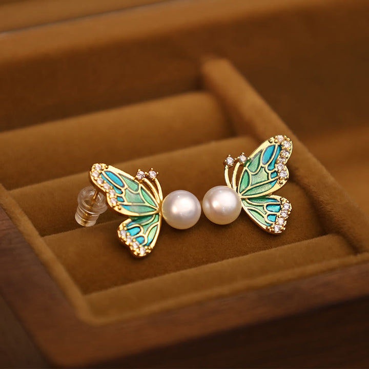 Pendientes curativos de mariposa con perlas naturales de cobre chapado en oro de 18 quilates con postes de plata de ley 925 con Buddha Stones