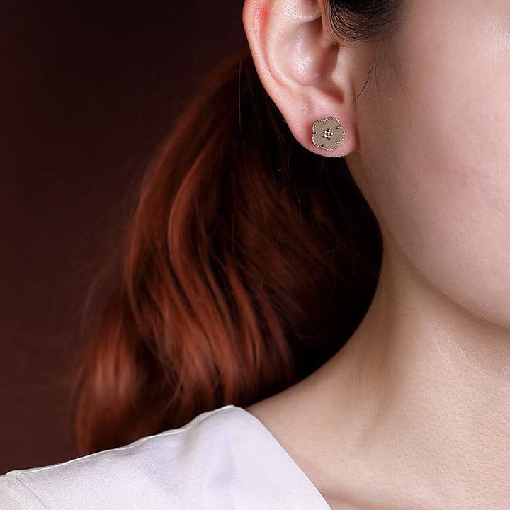 Pendientes de tuerca de la suerte con flor de ciruelo de jade hetiano de plata de ley 925 con Buddha Stones
