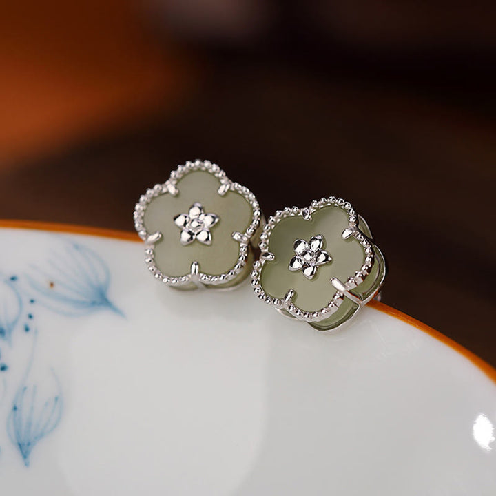 Pendientes de tuerca de la suerte con flor de ciruelo de jade hetiano de plata de ley 925 con Buddha Stones