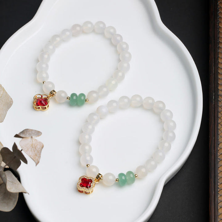 Buddha Stones Ágata blanca natural Ágata roja Bolsa de dinero Personaje Fu Pulsera de protección de trébol de cuatro hojas
