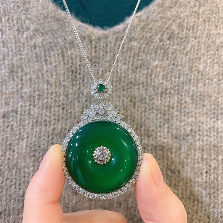 Colgante de collar de fuerza con hebilla de paz redonda de calcedonia verde