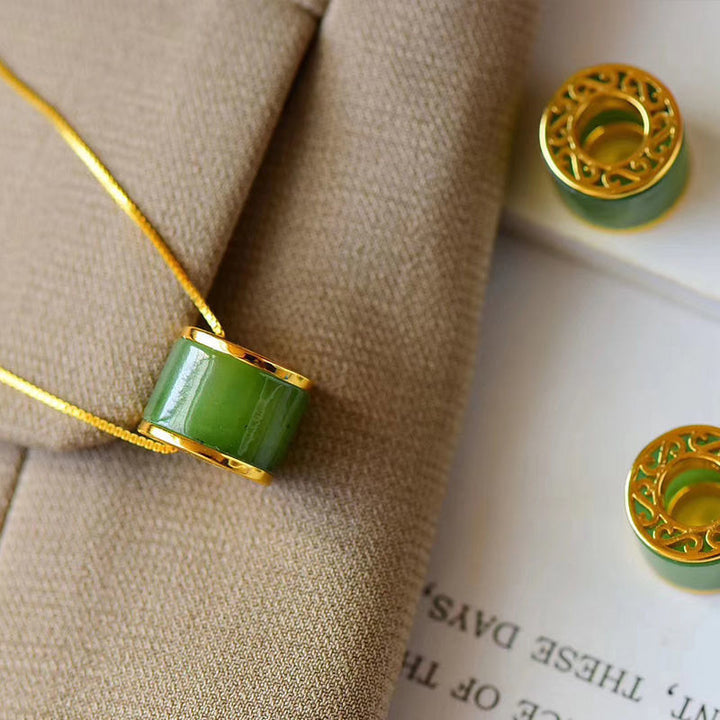 Colgante de collar de suerte de jade cian redondo con Buddha Stones