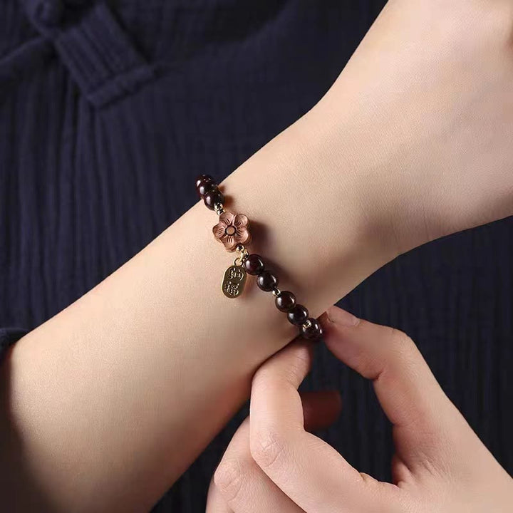 Buddha Stones Sándalo Natural Flor de Melocotón Hoja Pequeña Sándalo Rojo Ruyi Charm Pulsera de Protección