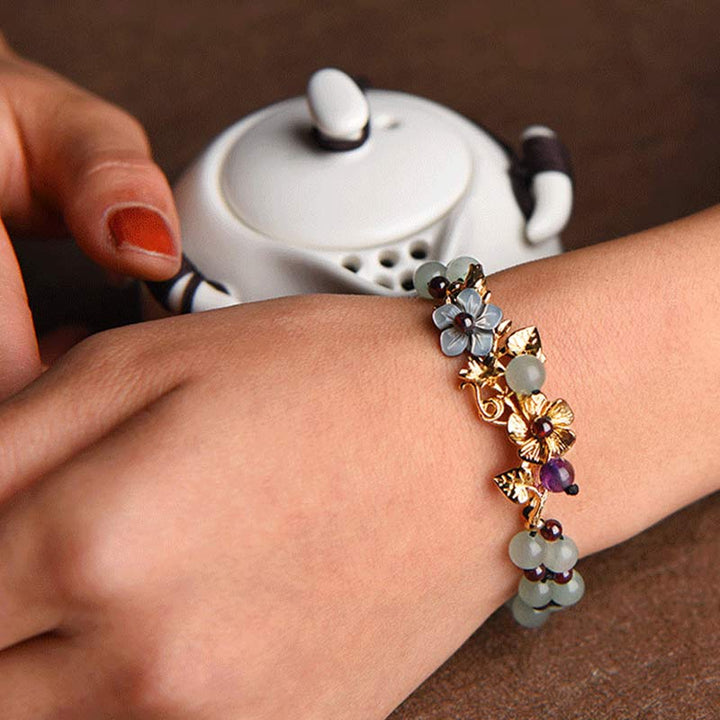 Pulsera de la suerte con pétalos de flores y cuentas de granate y aventurina verde con Buddha Stones