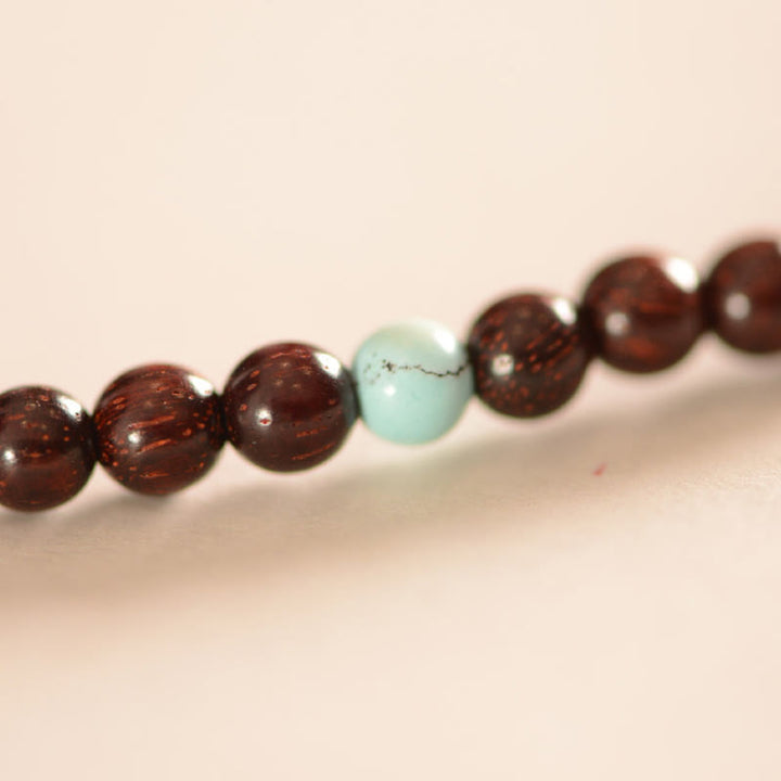 Pulsera de triple envoltura con protección de carácter Fu de sándalo rojo de hoja pequeña india de plata de ley 925 con Buddha Stones