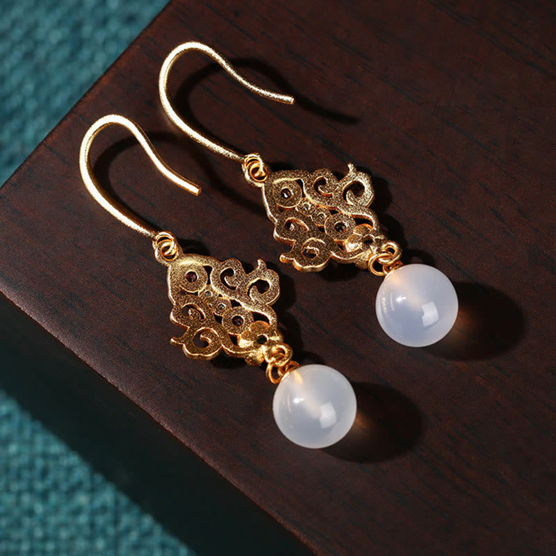 Pendientes colgantes positivos de calcedonia redonda chapados en oro de 24 quilates con Buddha Stones