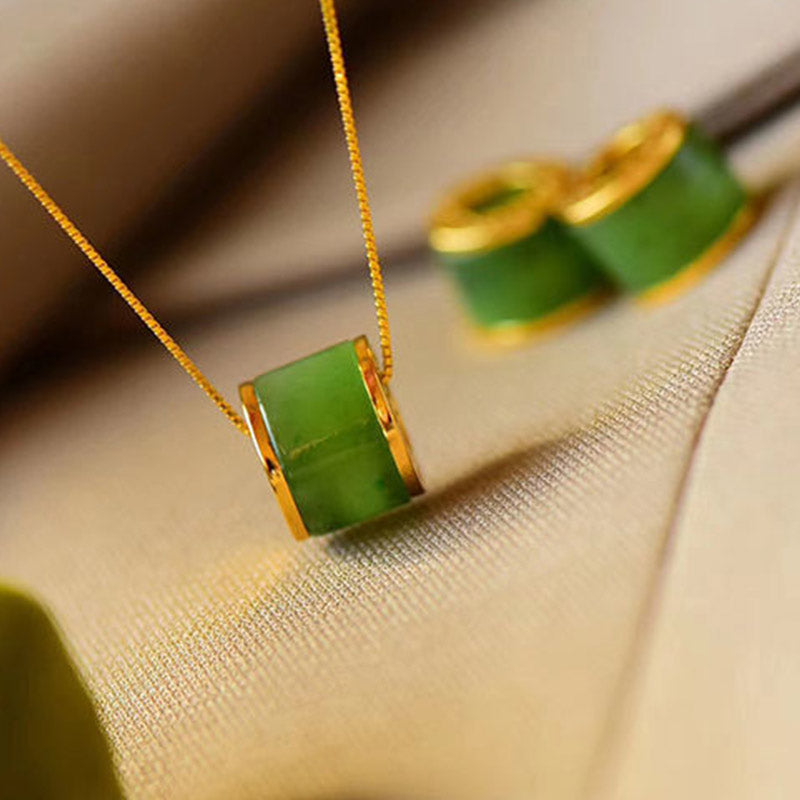 Colgante de collar de suerte de jade cian redondo con Buddha Stones
