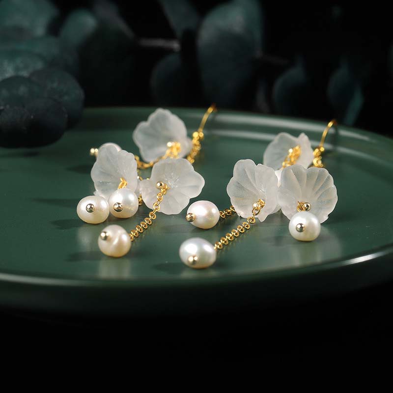 Pendientes colgantes de la suerte con pétalos de flores y perlas de Buddha Stones