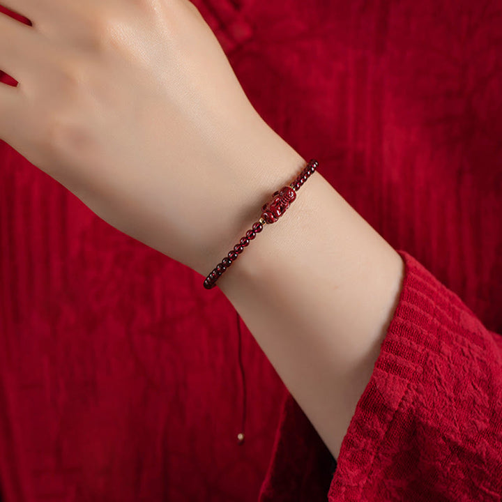 Pulsera de hilo con Buddha Stones Granate cinabrio PiXiu Blessing Calm