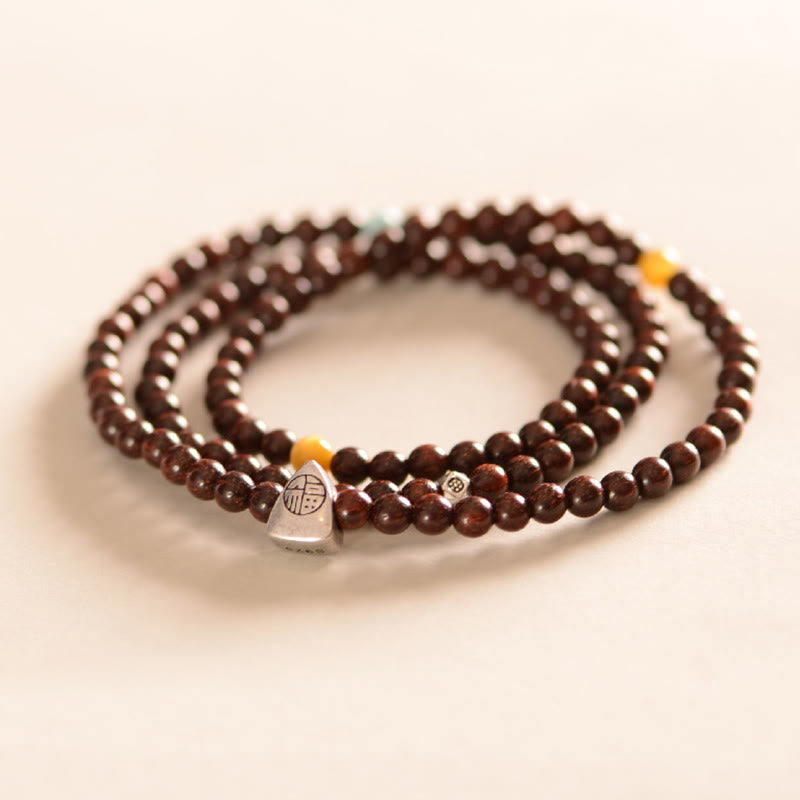 Pulsera de triple envoltura con protección de carácter Fu de sándalo rojo de hoja pequeña india de plata de ley 925 con Buddha Stones