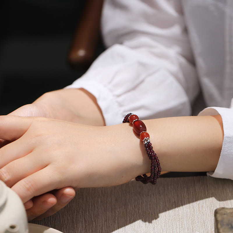 Pulsera de triple capa con protección de ágata roja granate natural con Buddha Stones