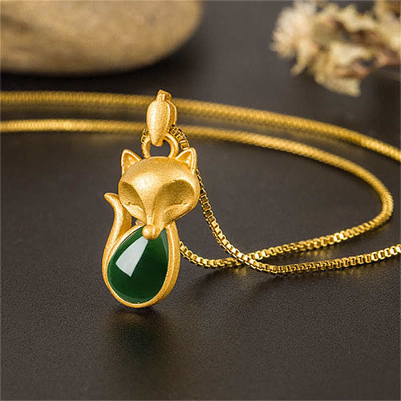 Colgante de collar con diseño de zorro de calcedonia verde con Buddha Stones