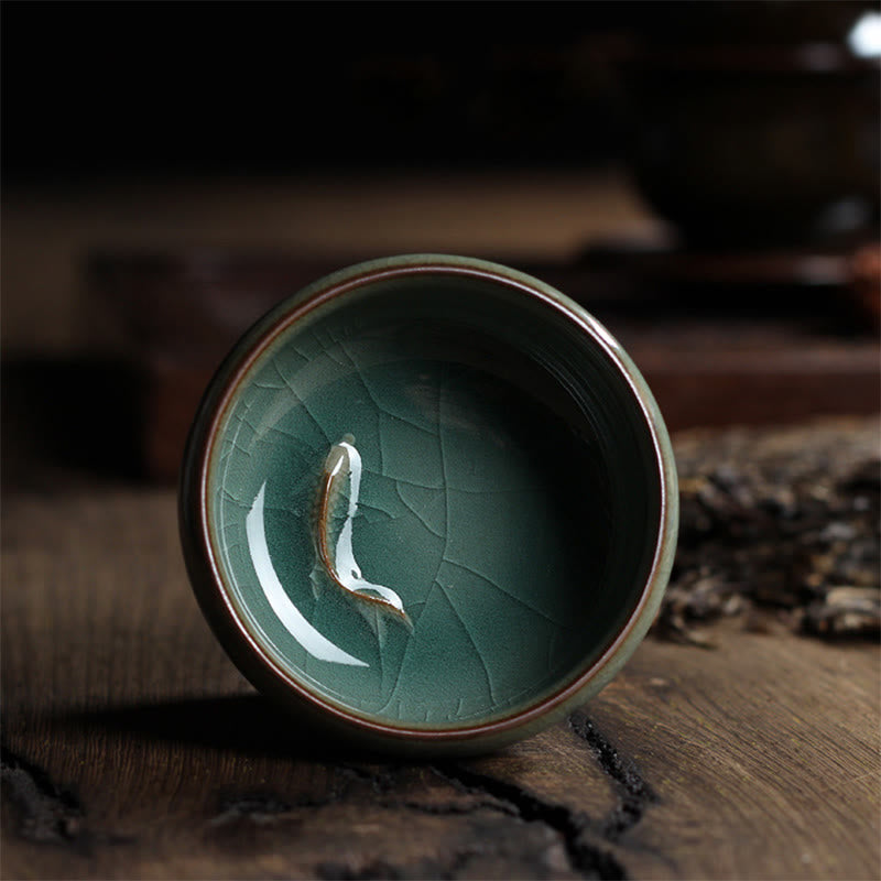 Taza de té de cerámica con forma de pez koi de colores y Buddha Stones