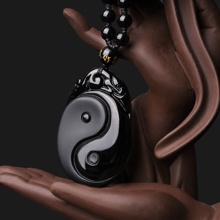 Collar con colgante de fuerza de cumplimiento de Yin Yang de obsidiana negra natural con Buddha Stones