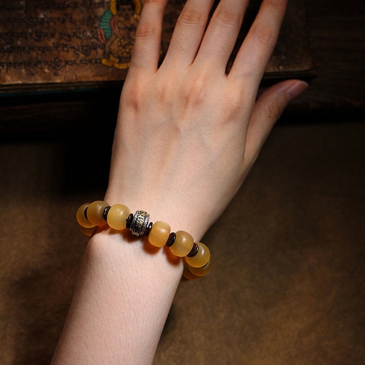 Pulsera auspiciosa hecha a mano con Buddha Stones, cuerno de oveja tibetano Om Mani Padme Hum