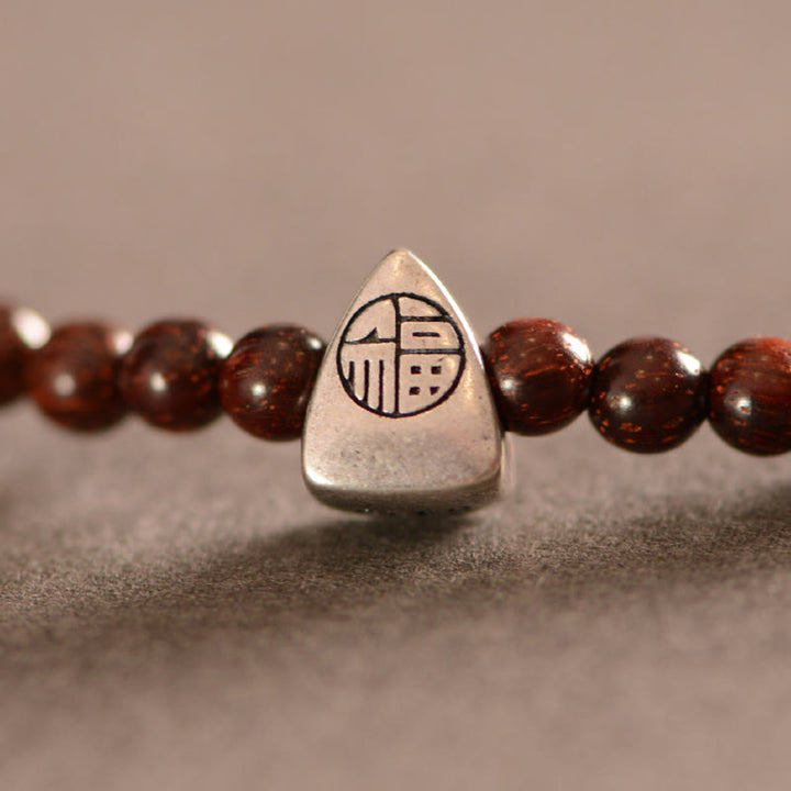 Pulsera de triple envoltura con protección de carácter Fu de sándalo rojo de hoja pequeña india de plata de ley 925 con Buddha Stones