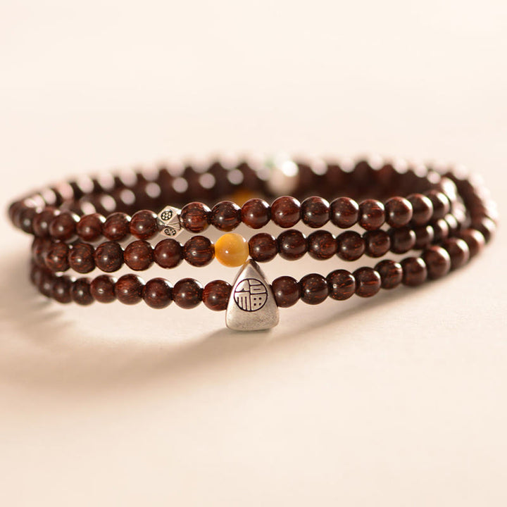 Pulsera de triple envoltura con protección de carácter Fu de sándalo rojo de hoja pequeña india de plata de ley 925 con Buddha Stones