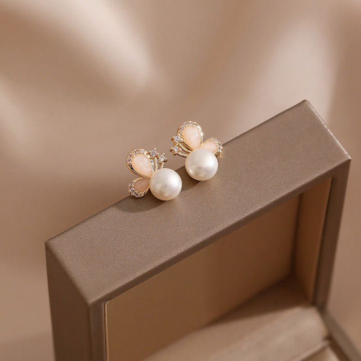 Pendientes de tuerca con forma de mariposa y perlas de oro de 18 quilates con Buddha Stones