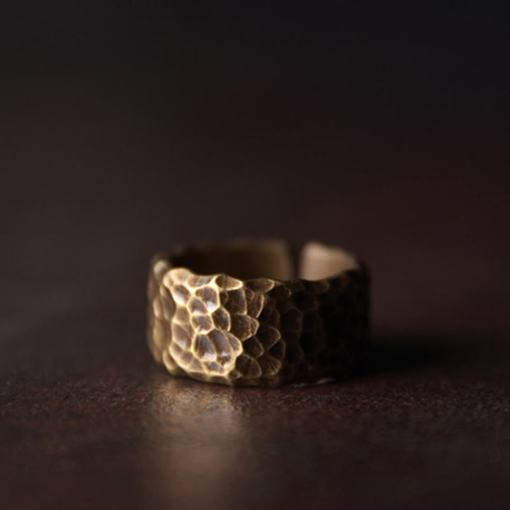 Anillo de la suerte de latón y cobre con diseño de textura tibetana