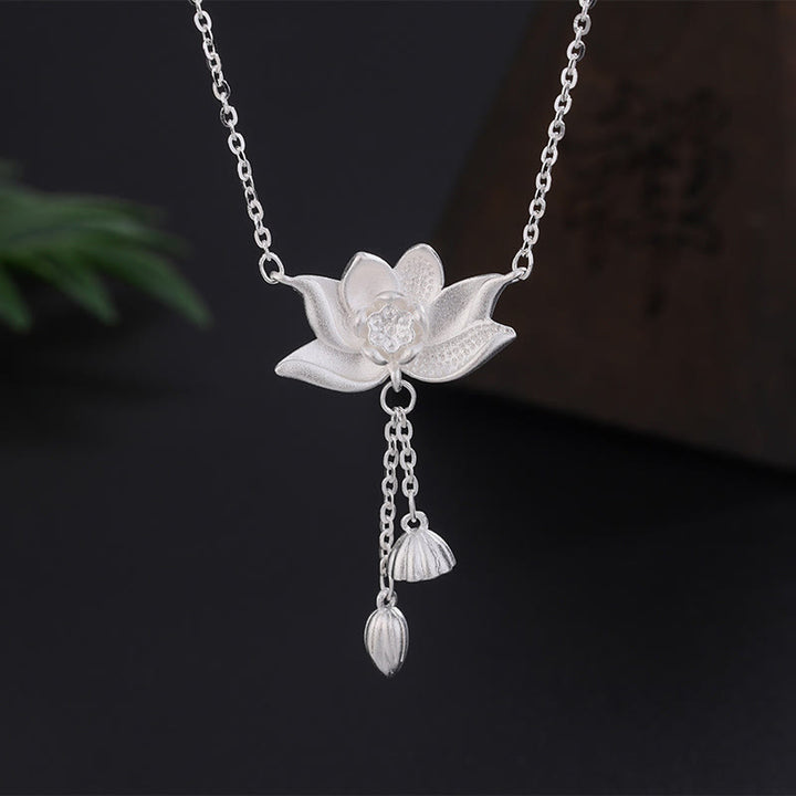 Colgante de collar de iluminación tallada con vaina de flor de loto de plata de ley 999 con Buddha Stones