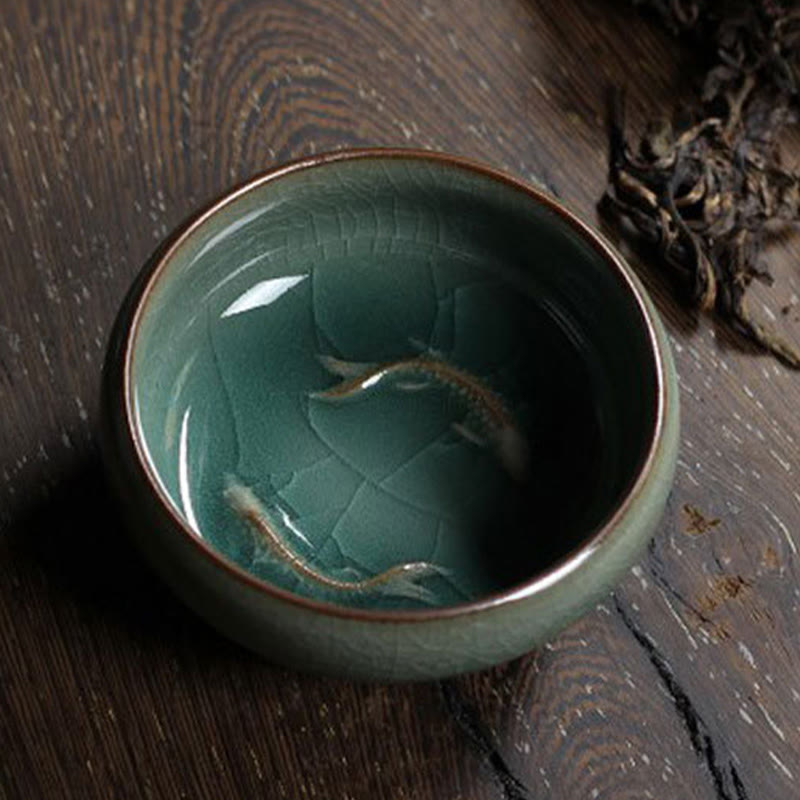 Taza de té de cerámica con forma de pez koi de colores y Buddha Stones