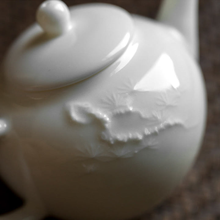 Tetera de cerámica con diseño grabado de bambú de pino ciruelo blanco