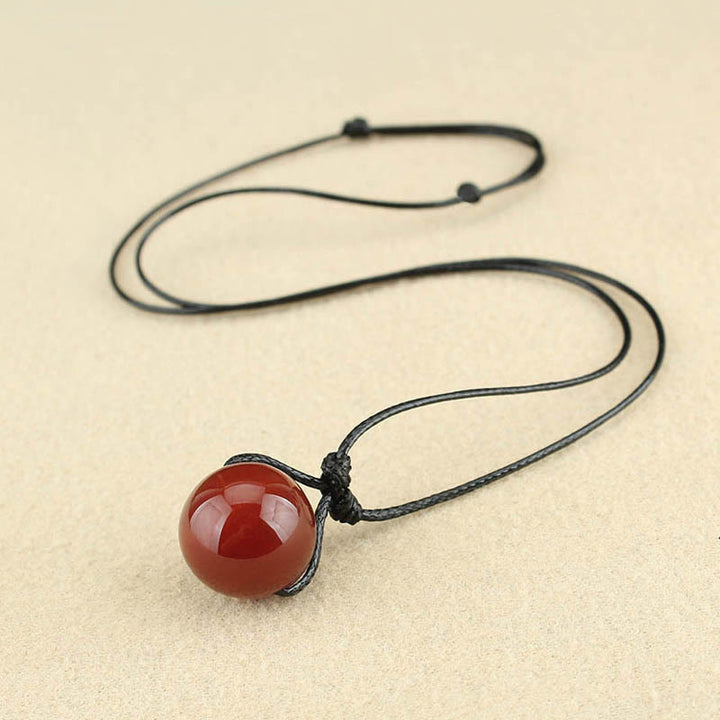 Collar con colgante de cuerda de cuero con cuentas de ágata roja y Buddha Stones
