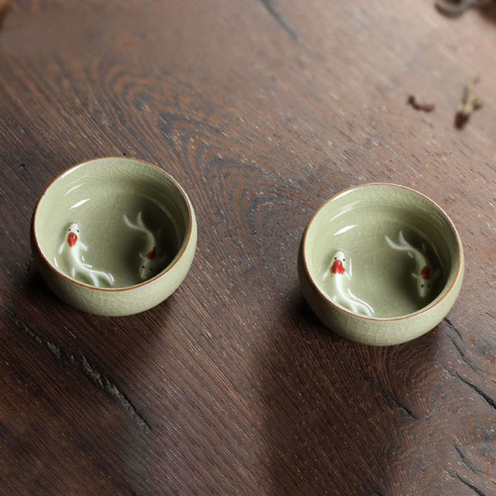 Taza de té de cerámica con forma de pez koi de colores y Buddha Stones