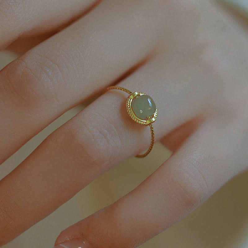 Anillo ajustable de prosperidad de la suerte de jade redondo chapado en oro de 14 quilates con Buddha Stones