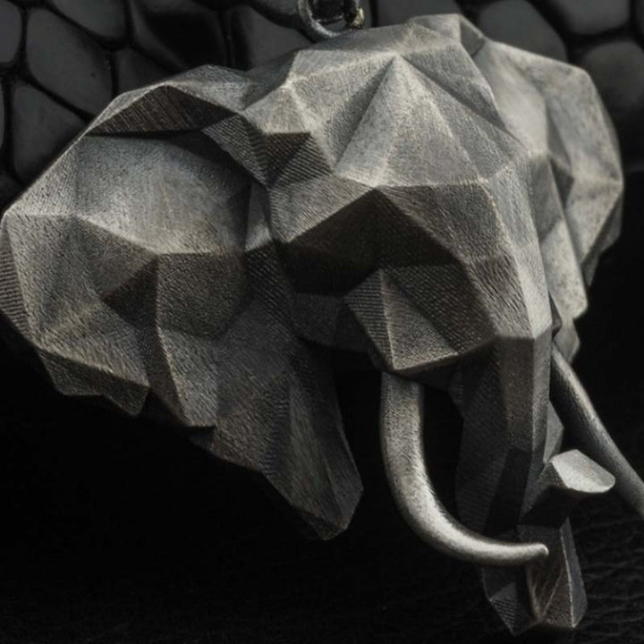 Colgante de collar resistente de acero titanio y peltre de elefante