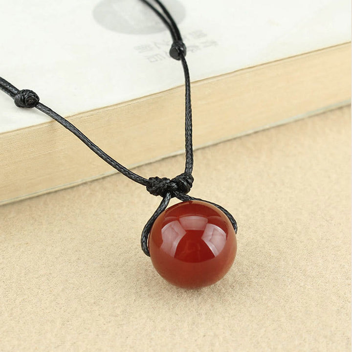 Collar con colgante de cuerda de cuero con cuentas de ágata roja y Buddha Stones